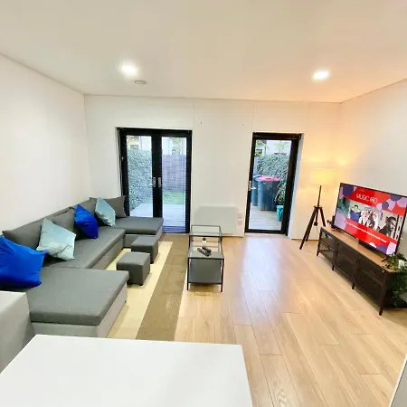 Large Townhouse 5 Beds With Two Parking Spaces - Manchester City Centre Exterior photo