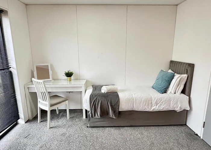 Large Townhouse 5 Beds With Two Parking Spaces - Manchester City Centre