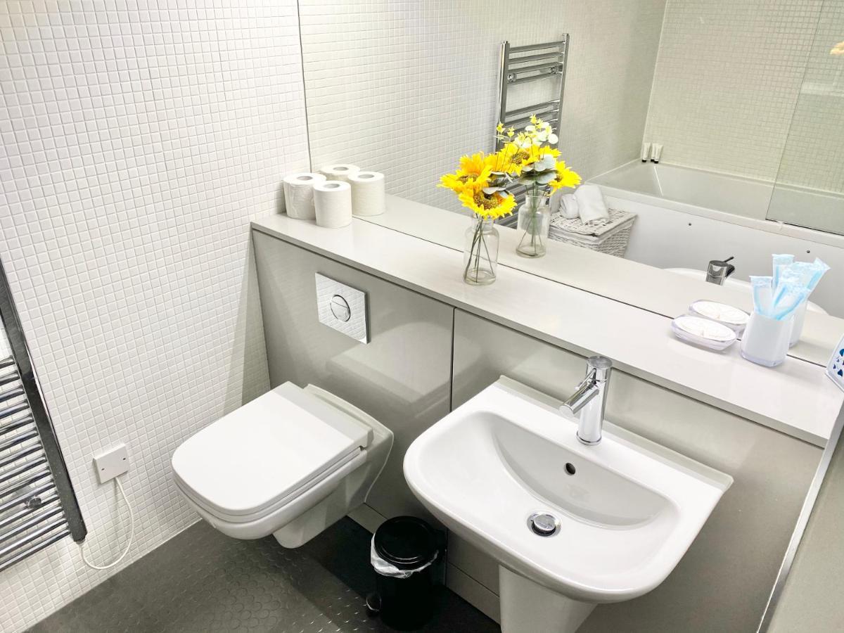 Large Townhouse 5 Beds With Two Parking Spaces - Centre Manchester